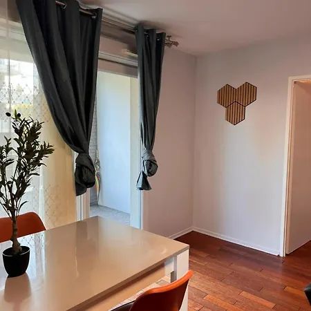 Daire Confortable A Saint-denis - 70 M² Avec Balcon *